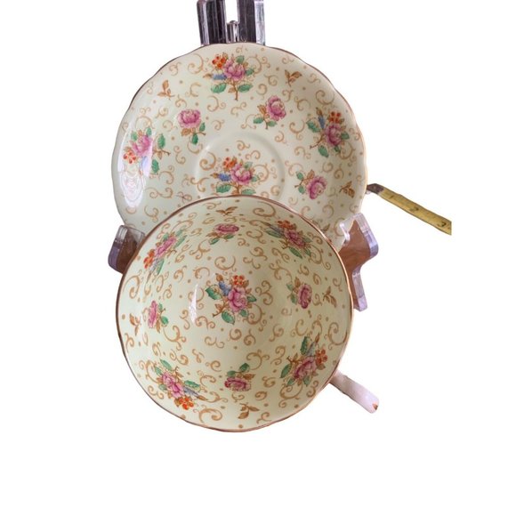 Vintage Victoria C & E Bone China English Rose Teacup & Saucer Chintz England - Picture 7 of 13